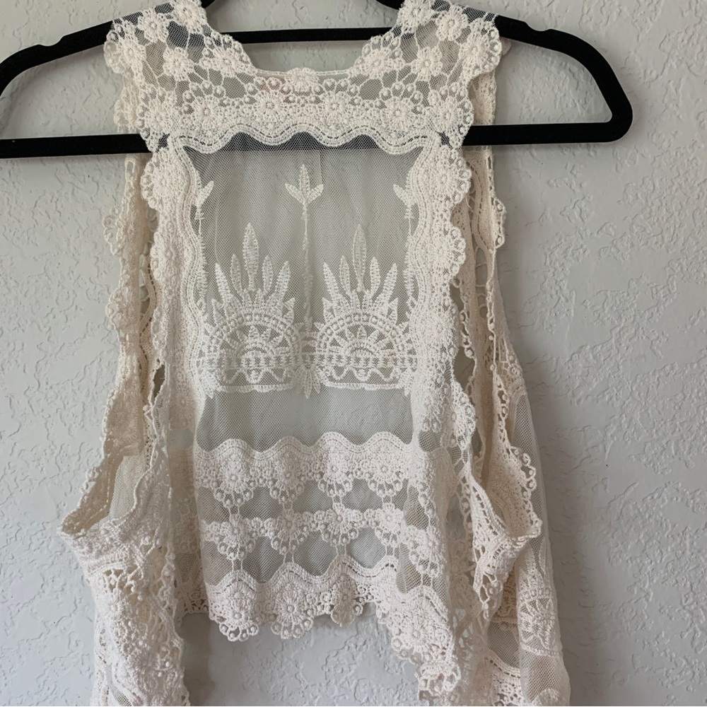 Eyeshadow lace vest
